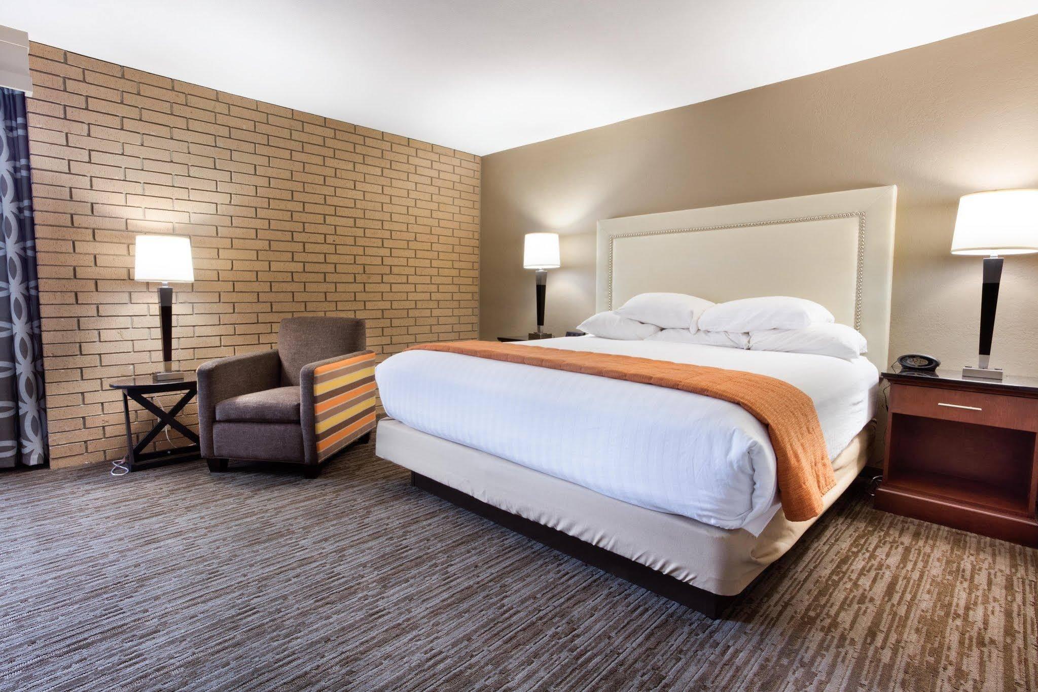 Drury Inn & Suites Kansas City Airport Exterior photo