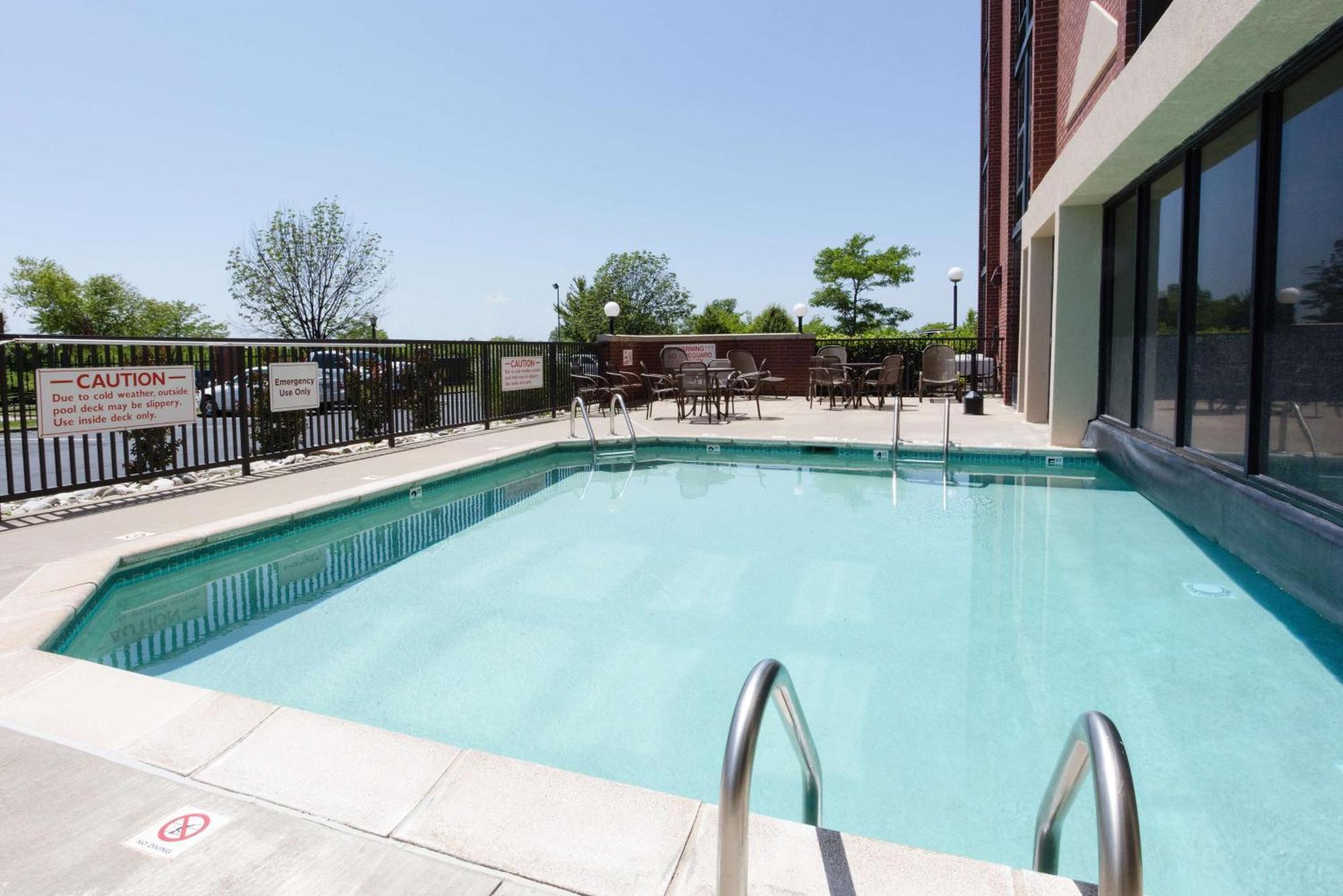Drury Inn & Suites Kansas City Airport Exterior photo