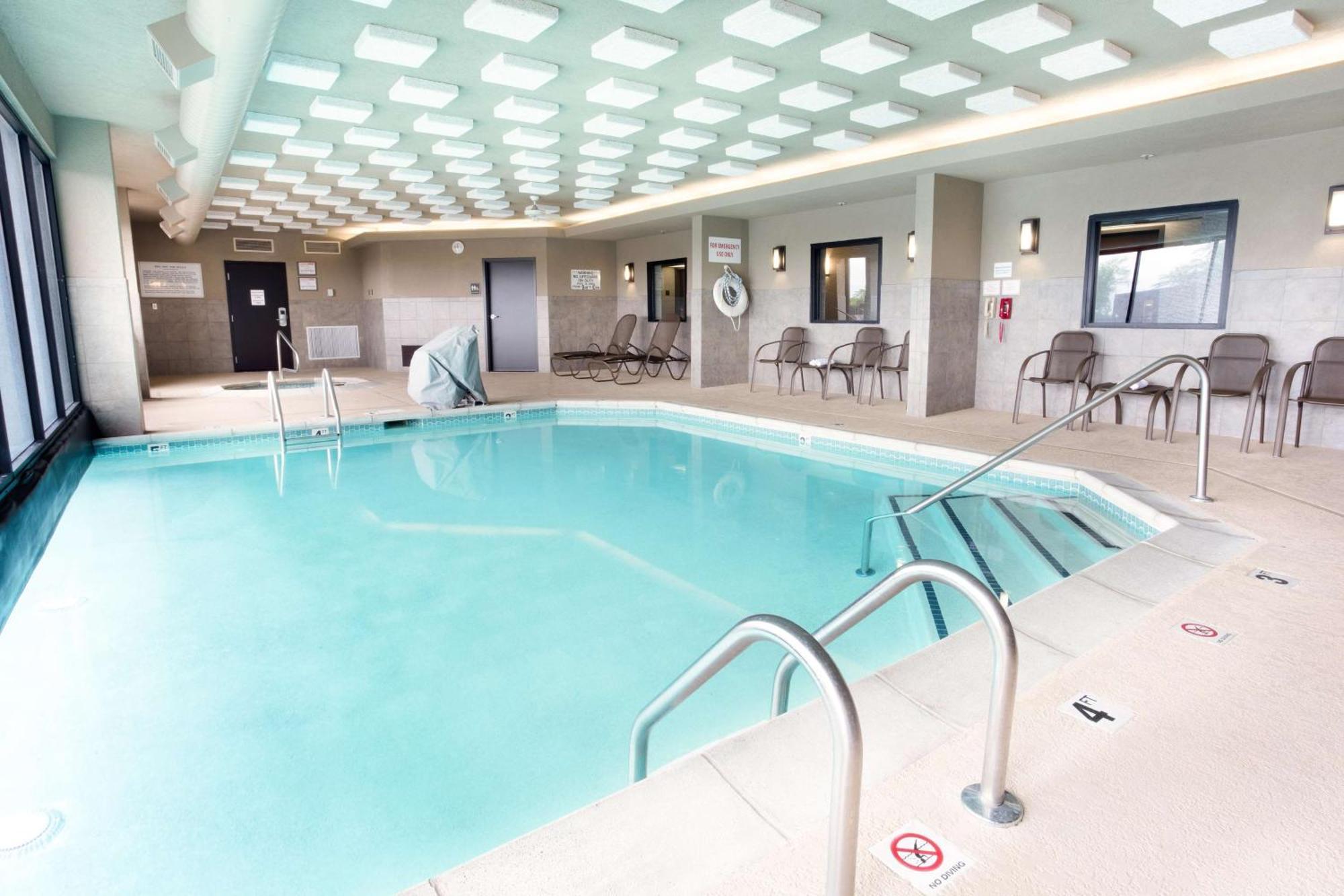 Drury Inn & Suites Kansas City Airport Exterior photo
