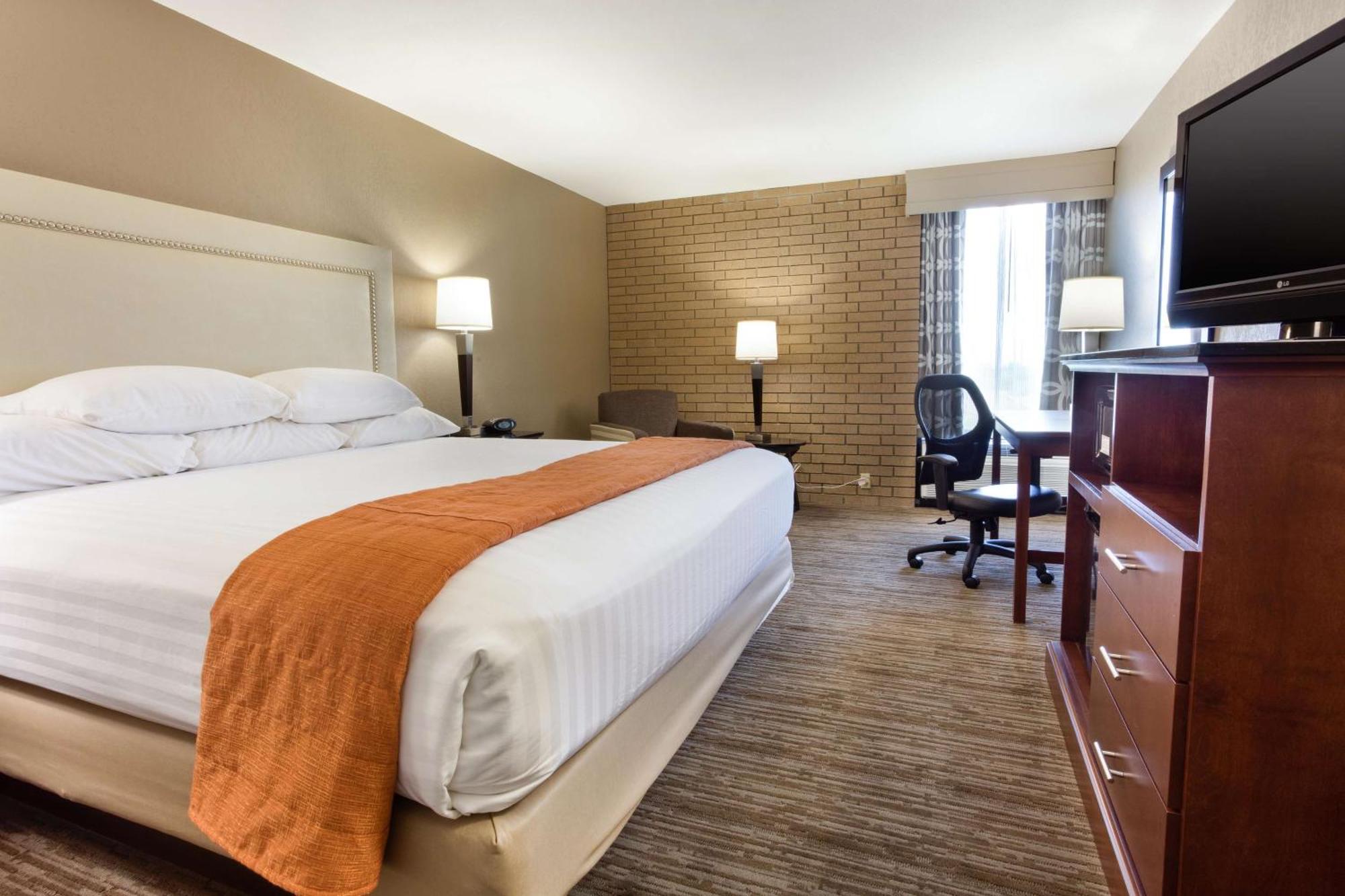 Drury Inn & Suites Kansas City Airport Exterior photo