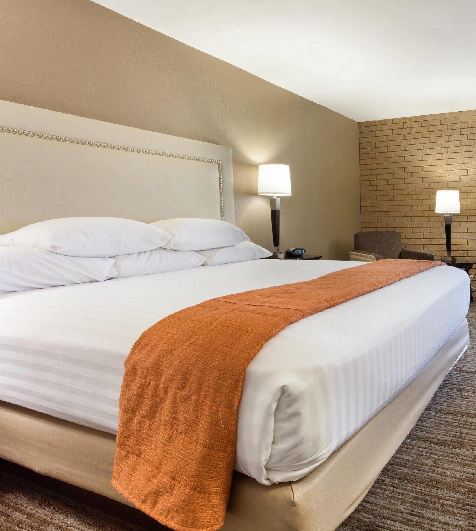 Drury Inn & Suites Kansas City Airport Exterior photo